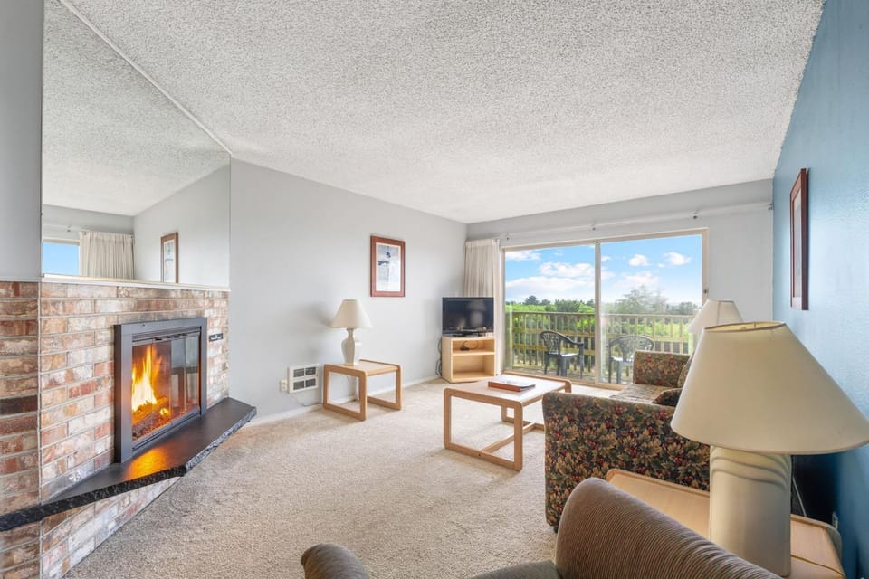 Ocean View Family Suite with Kitchen - Pool and Hot Tub House in Ocean Shores