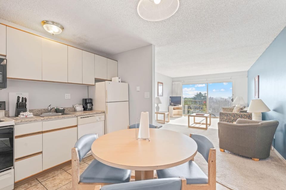 Ocean View Family Suite with Kitchen - Pool and Hot Tub House in Ocean Shores