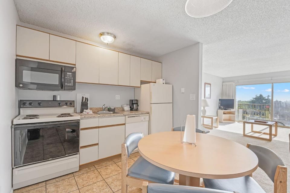 Ocean View Family Suite with Kitchen - Pool and Hot Tub House in Ocean Shores