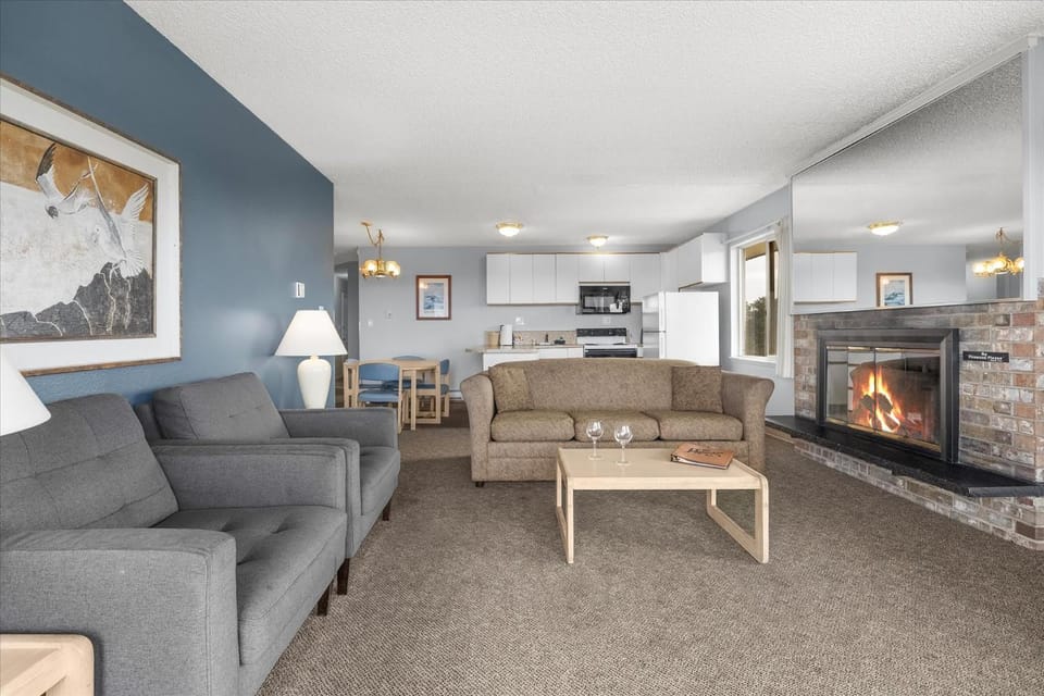 Ocean View Family Suite with Kitchen - Sleeps 8 - Pool and Hot Tub House in Ocean Shores