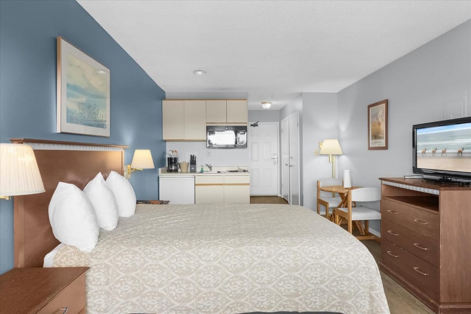 Queen Bed Studio with Kitchenette - Pool and Hot Tub House in Ocean Shores