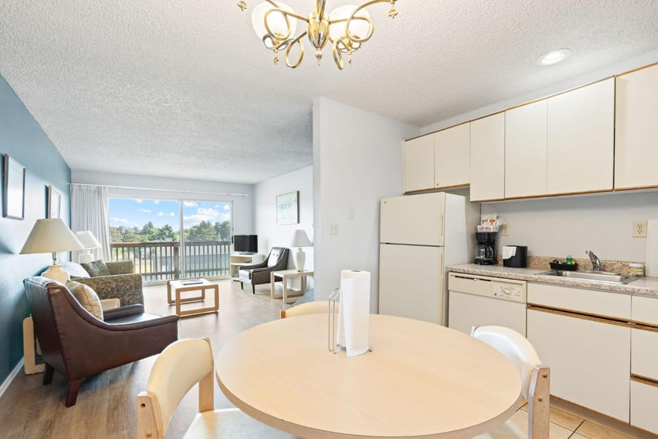 Pet-Friendly Family Suite with Kitchen - Pool and Hot Tub House in Ocean Shores
