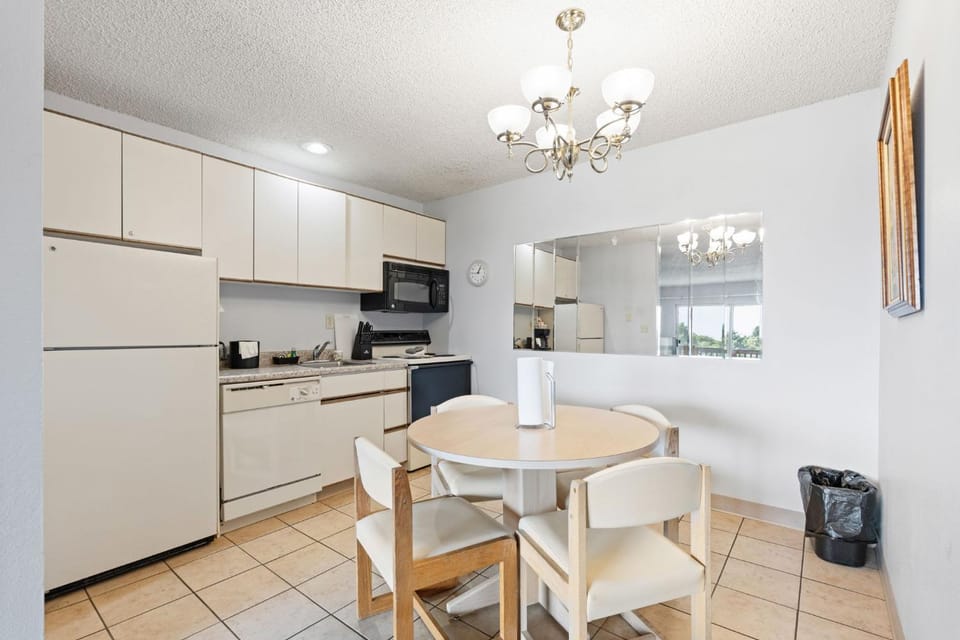 Pet-Friendly Family Suite with Kitchen - Pool and Hot Tub House in Ocean Shores