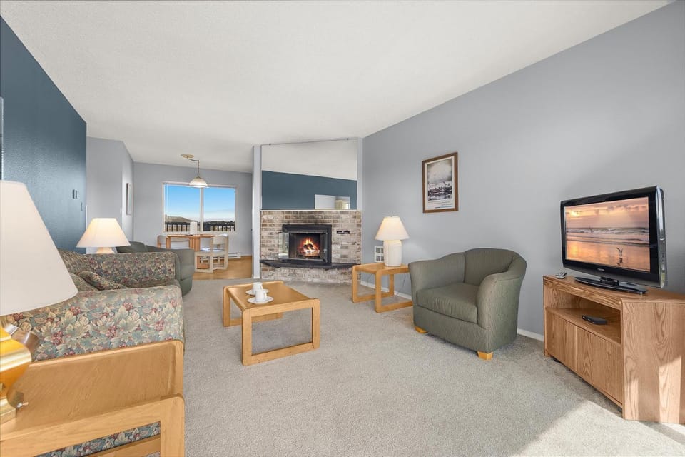 Fireplace Family Suite for 6 with Kitchen - Pool and Hot Tub House in Ocean Shores