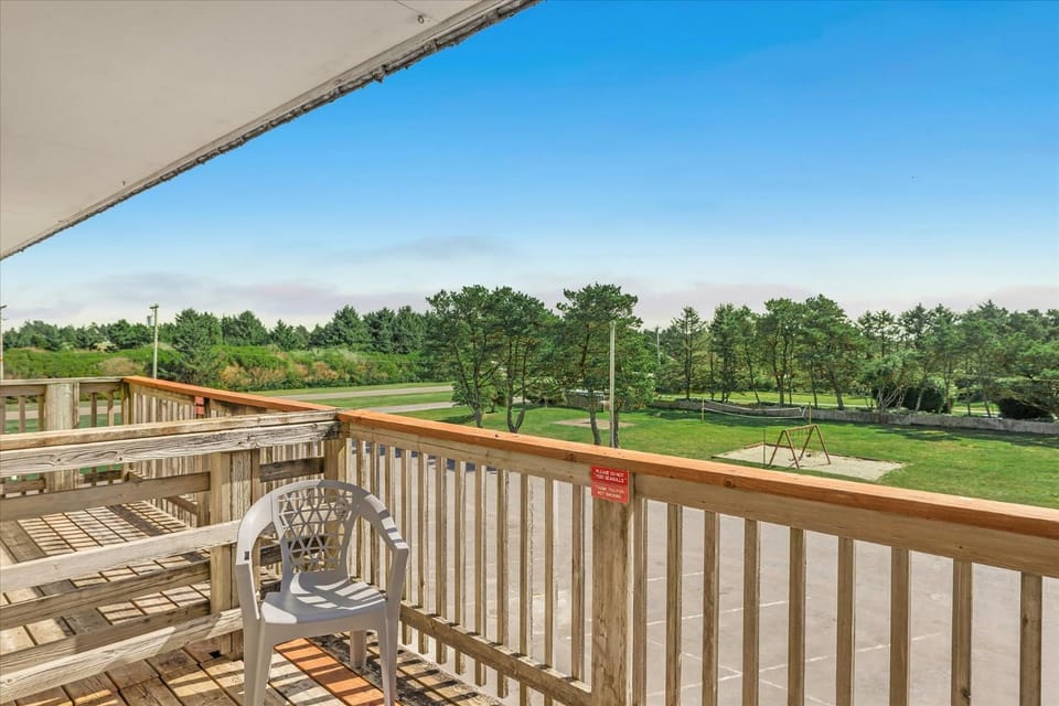 Fireplace Family Suite for 6 with Kitchen - Pool and Hot Tub House in Ocean Shores