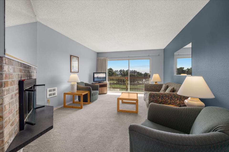 Fireplace Family Suite for 6 with Kitchen - Pool and Hot Tub House in Ocean Shores
