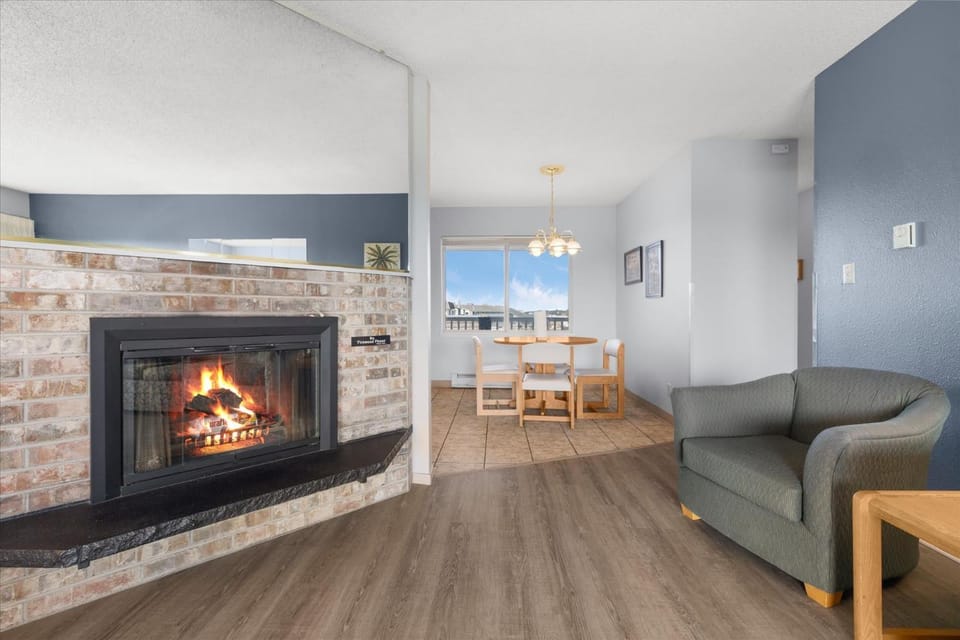 Pet-Friendly Family Suite - Kitchen - Pool and Hot Tub House in Ocean Shores