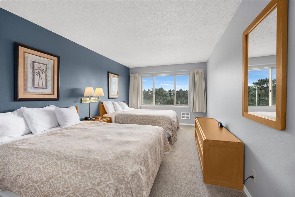 Pet-Friendly Family Suite - Kitchen - Pool and Hot Tub House in Ocean Shores