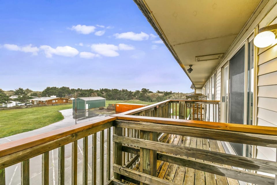 Family Suite for 6 with Fireplace and Kitchen - Pool and Hot Tub House in Ocean Shores