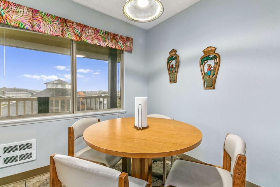 Family Suite for 6 with Fireplace and Kitchen - Pool and Hot Tub House in Ocean Shores