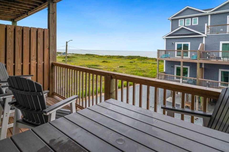 Amazing Ocean & Bay Views, 2 King Suites, & Pool! House in North Topsail Beach