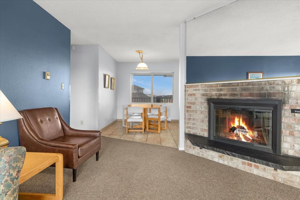 Family Suite - Kitchen Fireplace Pool and Hot Tub House in Ocean Shores