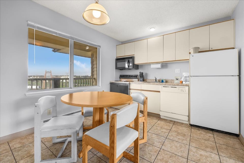 Family Suite - Kitchen Fireplace Pool and Hot Tub House in Ocean Shores