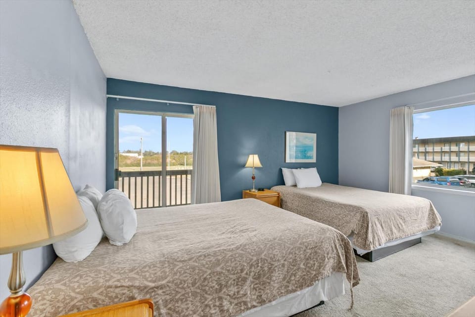 Pet-Friendly Family Fireplace and Kitchen Suite for 8 - Pool and Hot Tub House in Ocean Shores