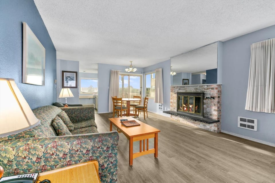 Pet-Friendly Family Fireplace and Kitchen Suite for 8 - Pool and Hot Tub House in Ocean Shores