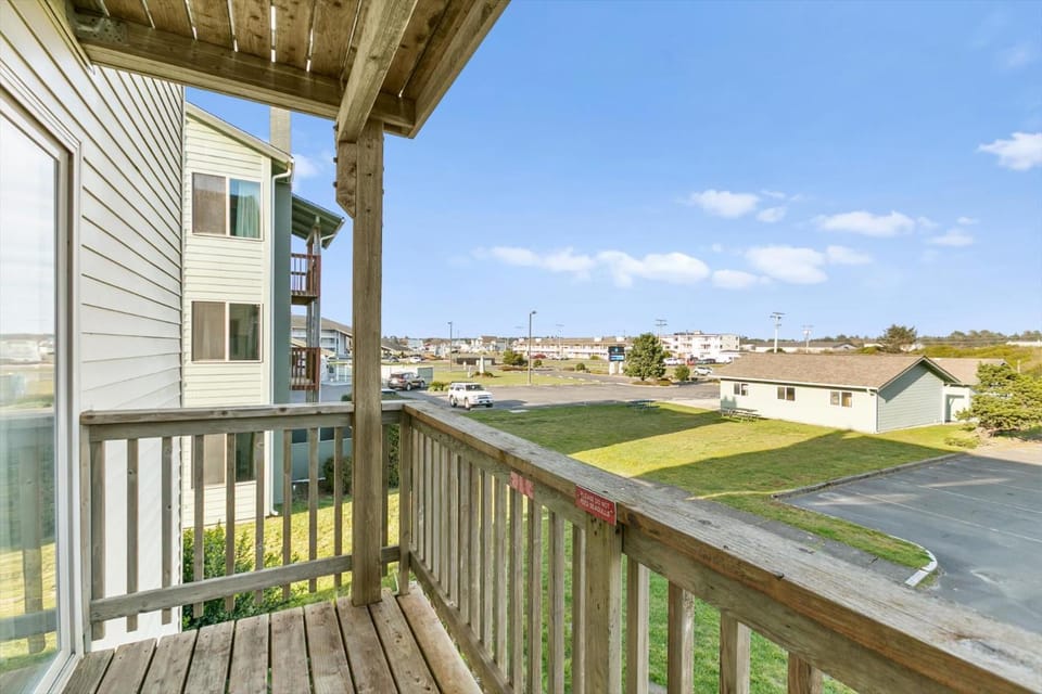 Pet-Friendly Family Fireplace and Kitchen Suite for 8 - Pool and Hot Tub House in Ocean Shores