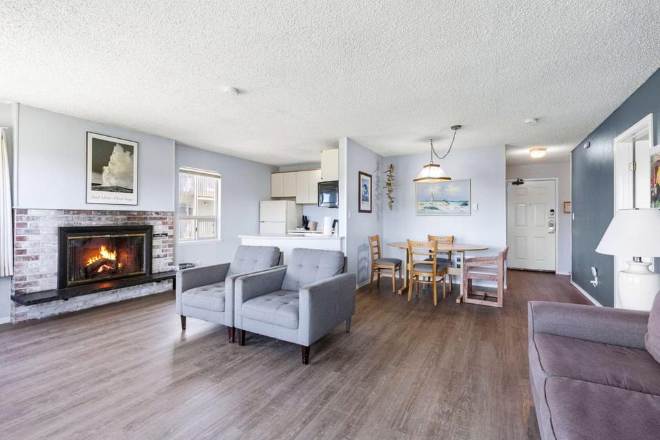 Pet-Friendly Family Fireplace Suite - Kitchen - Pool and Hot Tub House in Ocean Shores