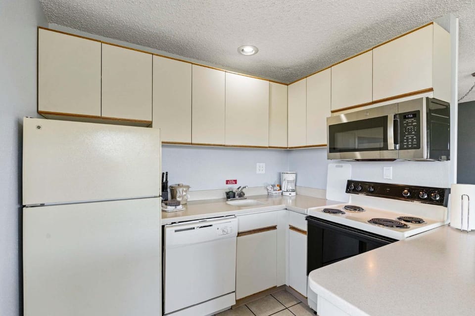 Pet-Friendly Family Fireplace Suite - Kitchen - Pool and Hot Tub House in Ocean Shores