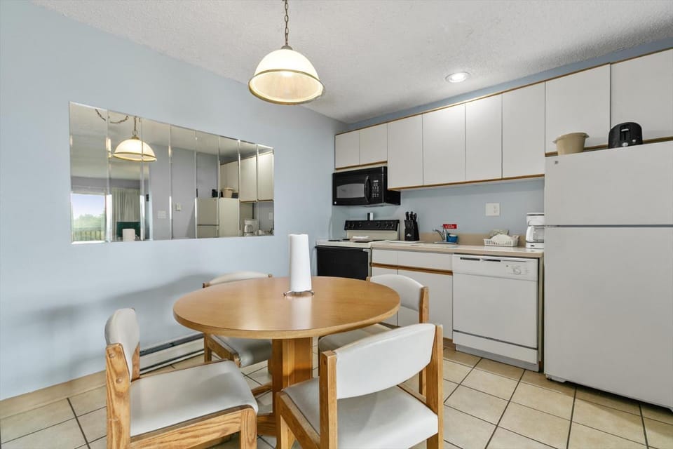 Pet-Friendly Family Suite for 6 with Kitchen - Pool and Hot Tub House in Ocean Shores