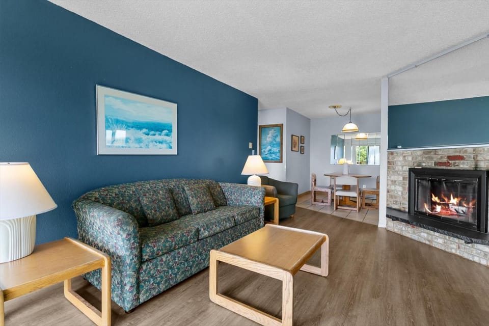Pet-Friendly Family Suite for 6 with Kitchen - Pool and Hot Tub House in Ocean Shores