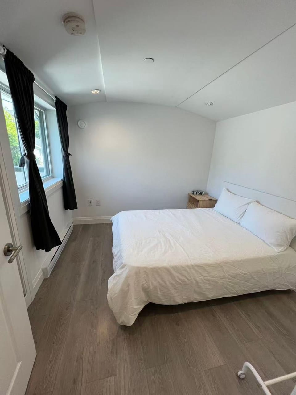 Cozy Kerrisdale Laneway Suite Kitchen Laundry House in Vancouver