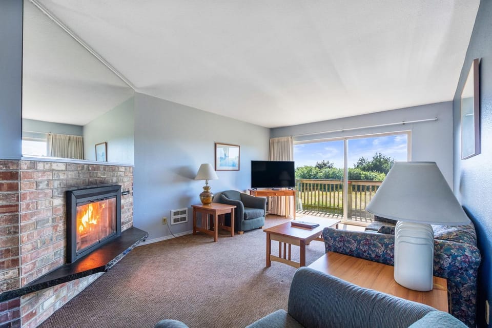 1-Bedroom Family Suite for 6 with Kitchen - Pool and Hot Tub House in Ocean Shores