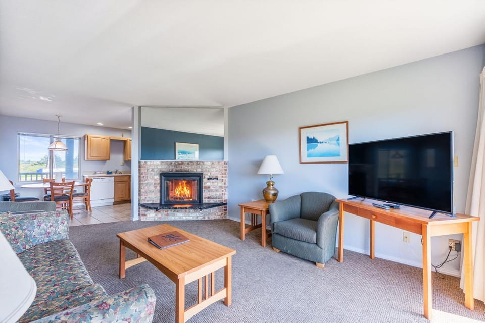 1-Bedroom Family Suite for 6 with Kitchen - Pool and Hot Tub House in Ocean Shores