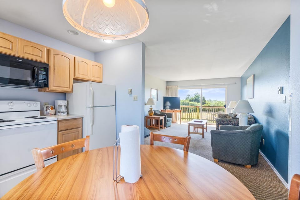 1-Bedroom Family Suite for 6 with Kitchen - Pool and Hot Tub House in Ocean Shores