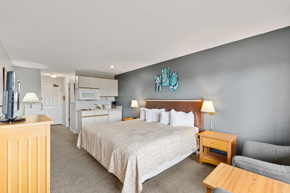 Pet-friendly King Bed Studio with Kitchenette - Pool and Hot Tub House in Ocean Shores