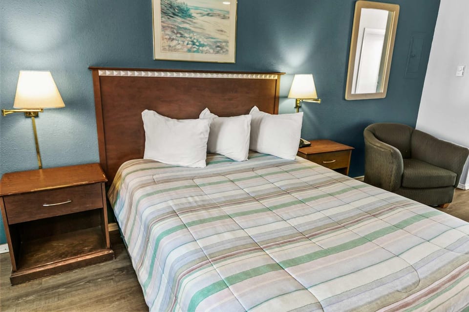 Pet-friendly King Bed Studio with Kitchenette - Pool and Hot Tub House in Ocean Shores
