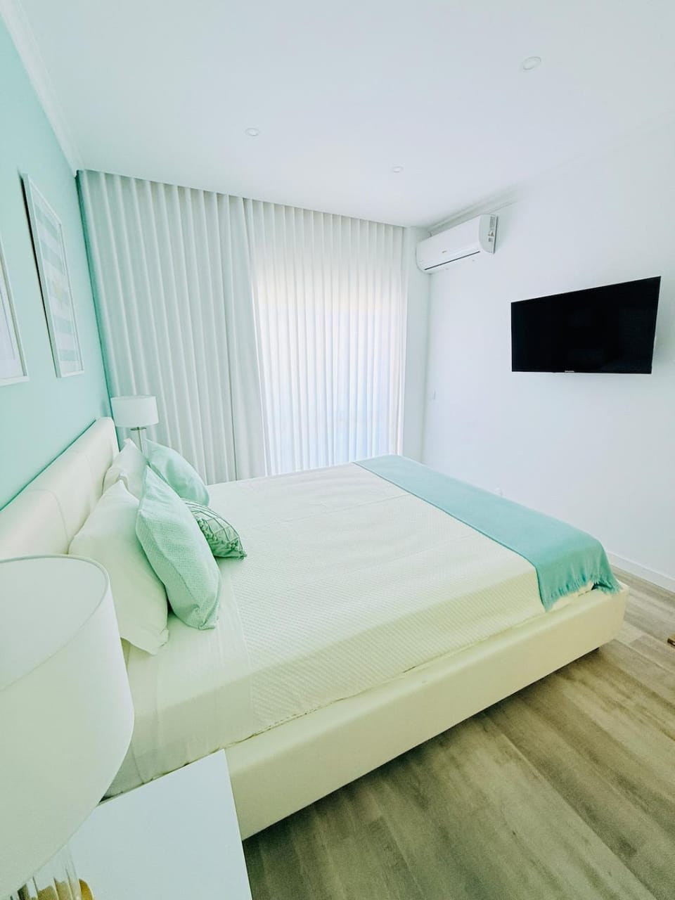 Bed, TV and multimedia, Bedroom
