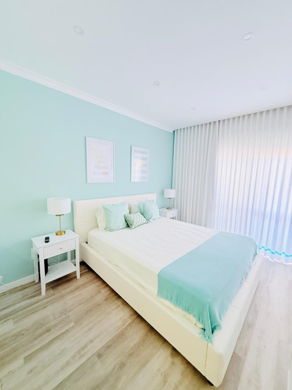 Bed, Photo of the whole room, Bedroom