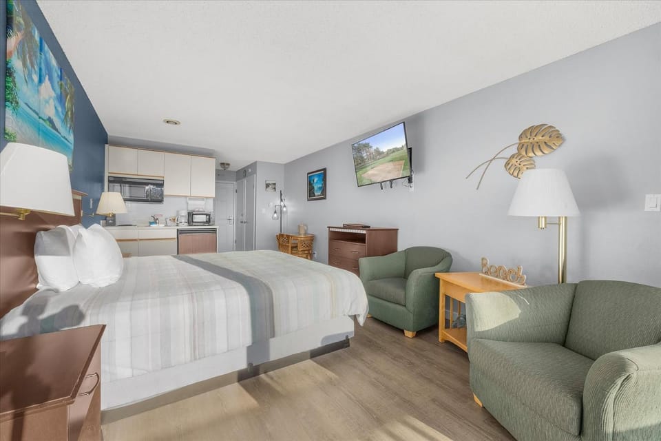 Pet-Friendly King Bed Studio with Pool and Hot Tub House in Ocean Shores