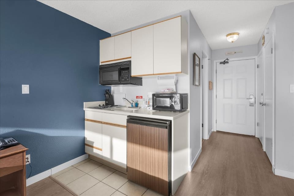 Pet-Friendly King Bed Studio with Pool and Hot Tub House in Ocean Shores