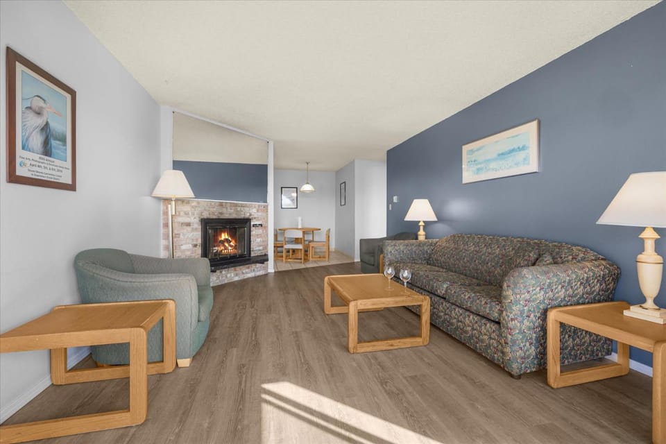 Pet-Friendly Suite for 6 with Kitchen - Pool and Hot Tub House in Ocean Shores