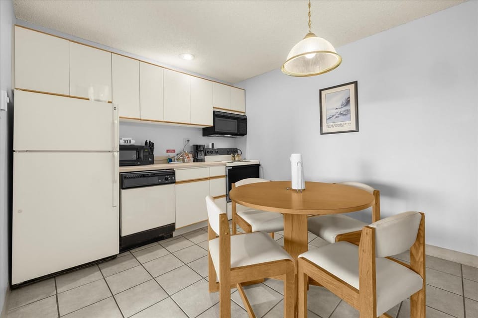 Pet-Friendly Suite for 6 with Kitchen - Pool and Hot Tub House in Ocean Shores