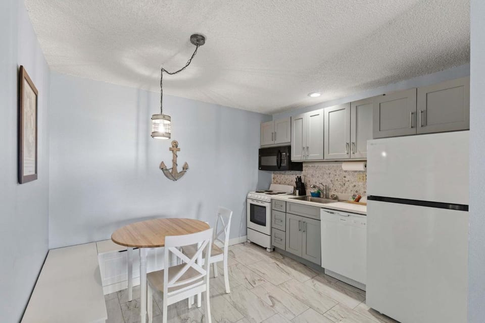 Pet-Friendly Family Suite for 6 - Kitchen and Fireplace - Pool and Hot Tub House in Ocean Shores