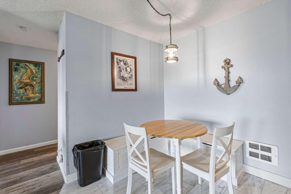 Pet-Friendly Family Suite for 6 - Kitchen and Fireplace - Pool and Hot Tub House in Ocean Shores