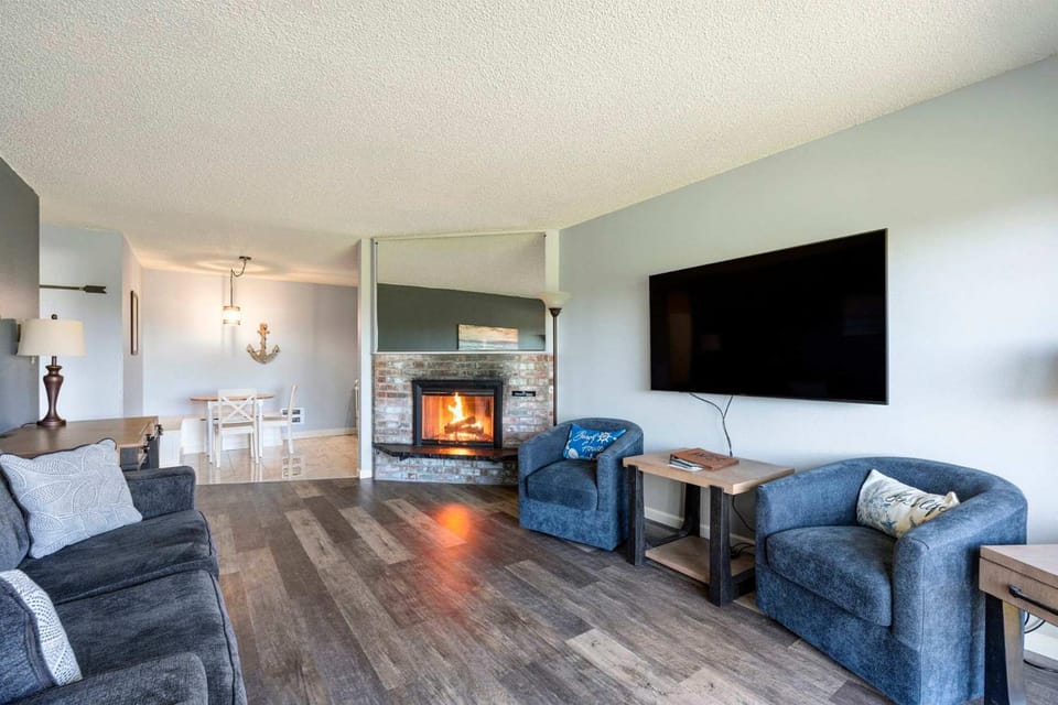 Pet-Friendly Family Suite for 6 - Kitchen and Fireplace - Pool and Hot Tub House in Ocean Shores