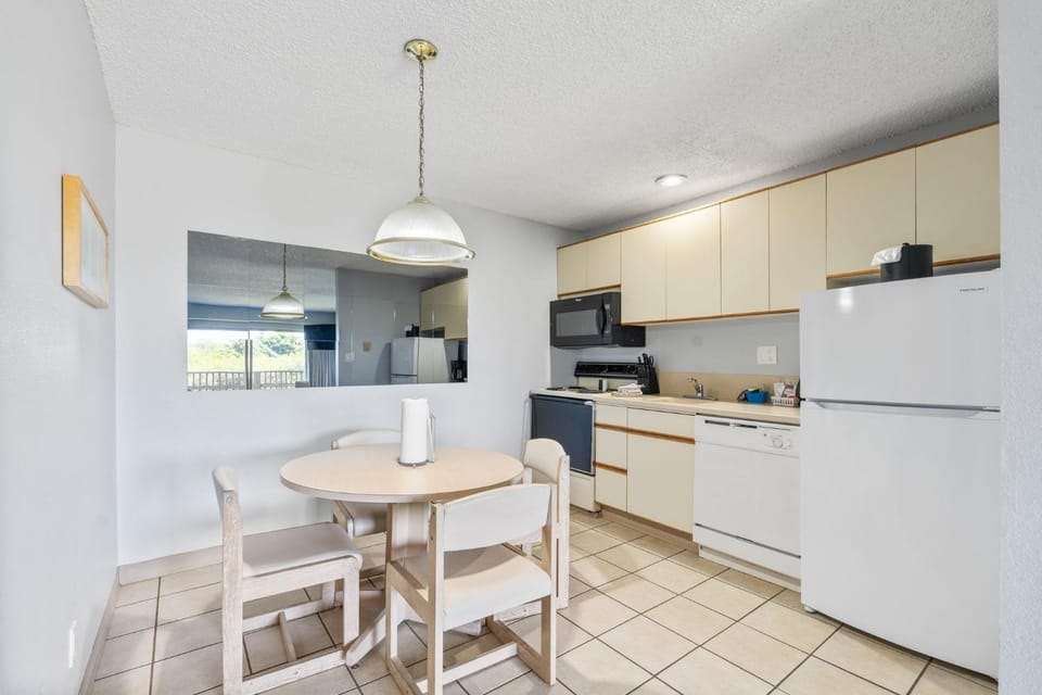 Pet-Friendly Suite - Kitchen and Fireplace - Pool and Hot Tub House in Ocean Shores