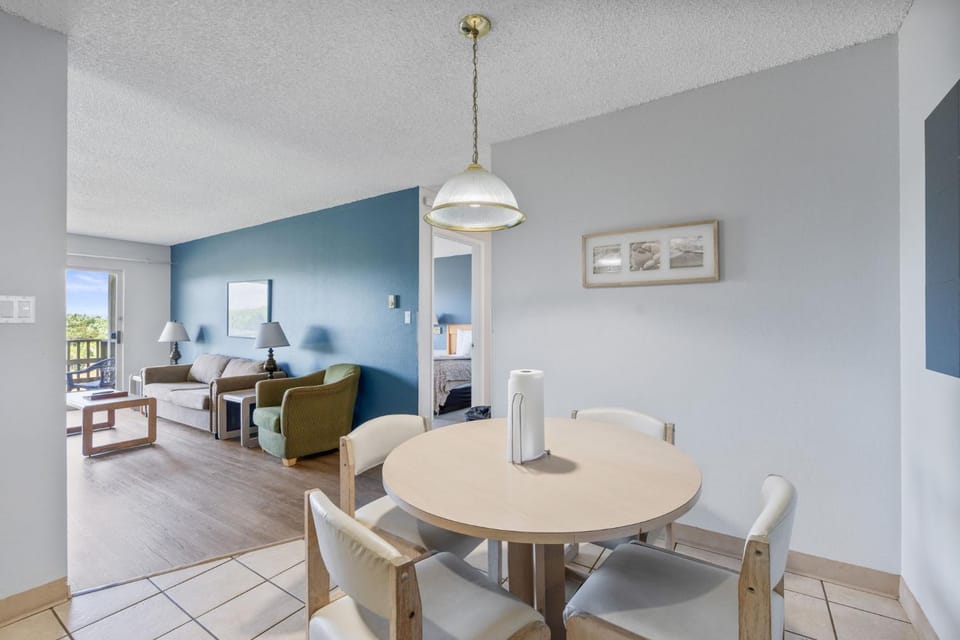 Pet-Friendly Suite - Kitchen and Fireplace - Pool and Hot Tub House in Ocean Shores