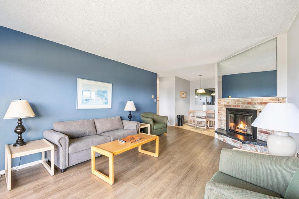 Pet-Friendly Suite - Kitchen and Fireplace - Pool and Hot Tub House in Ocean Shores