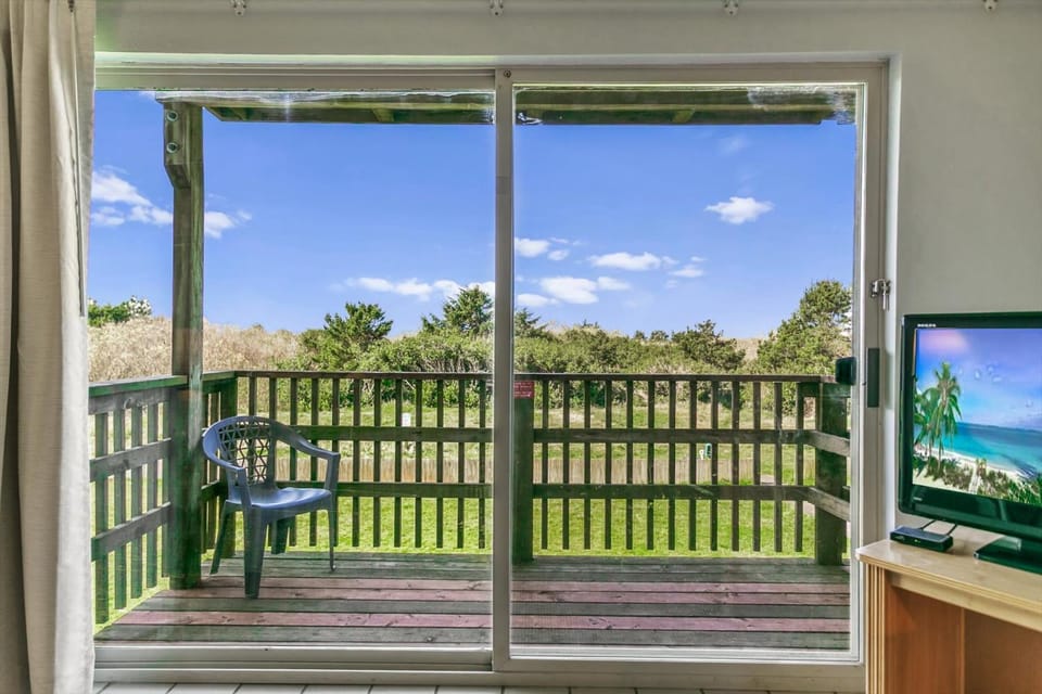 Pet-Friendly Suite With A Kitchen Pool and Spa House in Ocean Shores