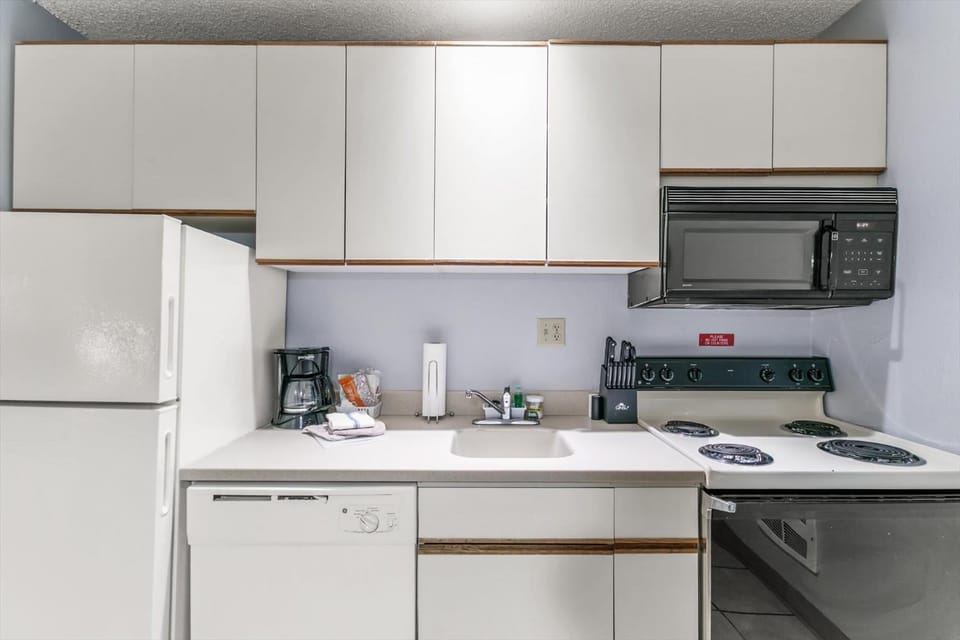 Pet-Friendly Suite With A Kitchen Pool and Spa House in Ocean Shores