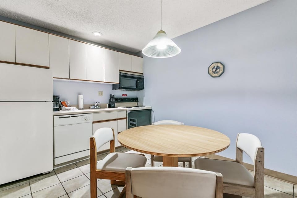 Pet-Friendly Suite With A Kitchen Pool and Spa House in Ocean Shores