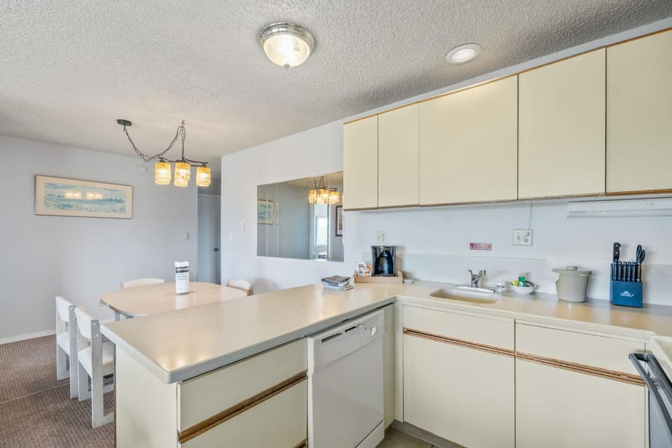 2-Bedroom Suite with King Bed and Fireplace - Pool and Hot Tub House in Ocean Shores