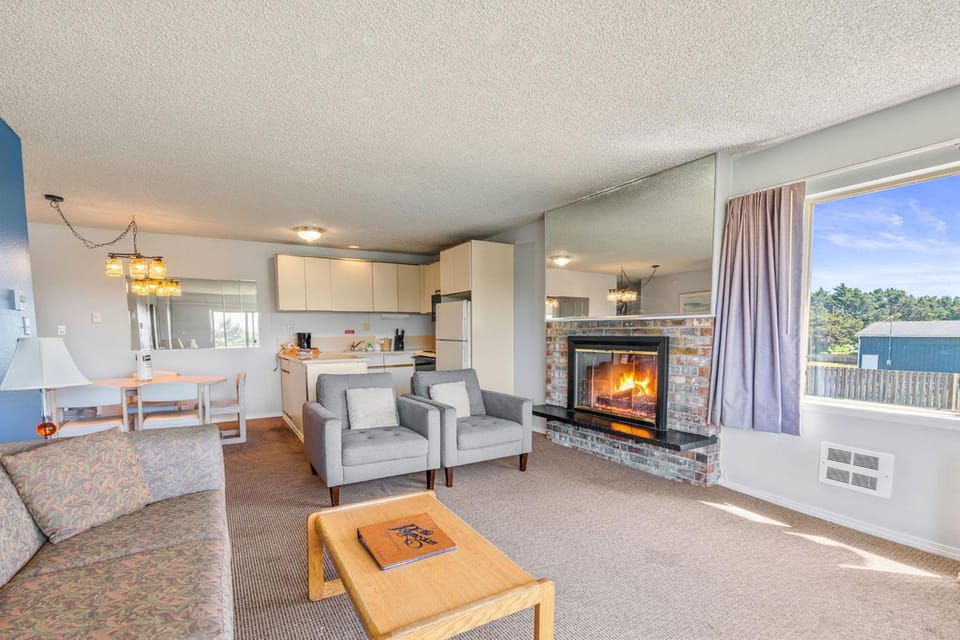 2-Bedroom Suite with King Bed and Fireplace - Pool and Hot Tub House in Ocean Shores