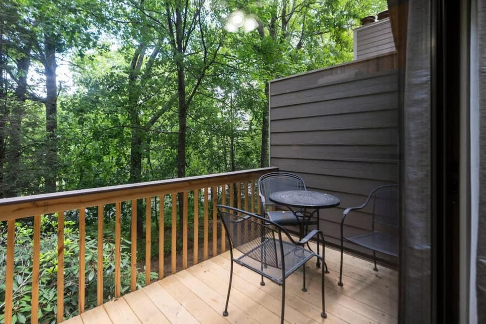 Walk to Slopes & Village at Wintergreen Resort House in Massies Mill