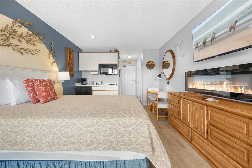 Queen Studio with Kitchenette - Pool and Hot Tub House in Ocean Shores