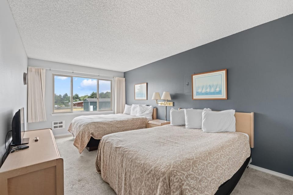 Pet-Friendly Family Suite - Kitchen and Fireplace - Pool and Hot Tub House in Ocean Shores